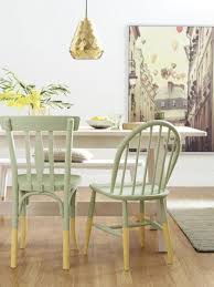 Neuer Anstrich Gefallig Upcycling Fur Ihre Alten Stuhle Wunderweib Stuhl Neu Gestalten Alte Stuhle Alte Stuhle Streichen