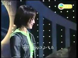 1994年，何韻詩參加新秀歌唱大賽蒙特利爾區選拔賽，並於比賽中獲得第一名，同年參與新秀歌唱大賽多倫多東區選拔賽，獲最佳台風獎。 1996年，何韻詩回港參加 無綫電視 及 華星唱片 合辦的第十五屆新秀歌唱大賽，並奪得冠軍，而比賽頒獎者正是她的偶像及. Hocc 96æ–°ç§€å¤§è³½iii Youtube