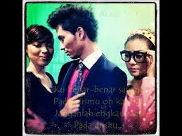 Lagu genting (aku siap) bercerita tentang sepasangan kekasih yang sedang dilanda permasalahan dan salah satu pihak yang ingin membenahi hubungan lirik genting aku siap. Ost Playboy Itu Suami Aku Lagu Tema Rindukanlah Encik Mimpi Lirik Video Dailymotion