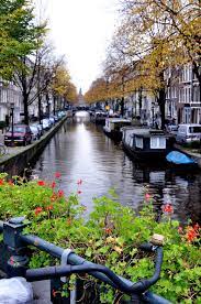 Holland is a geographical region and former province on the western coast of the netherlands. Holanda Canales Y Casas Flotantes De Amsterdam Places To Travel Beautiful Places Netherlands Travel