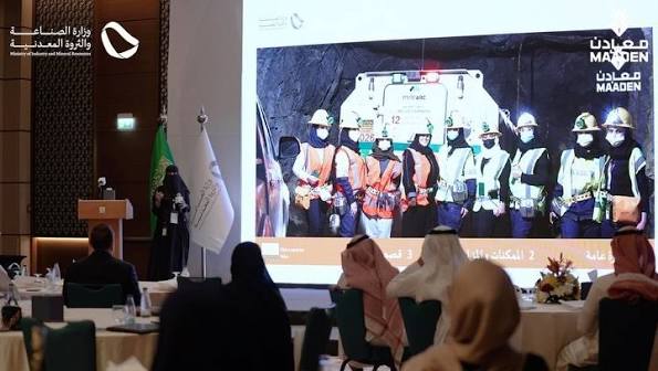 تصدّرت السعودية إقليمياً في تمكين المرأة بعد تحقيقها تقدماً ملحوظاً في نتائج تقرير صادر عن البنك الدولي، حيث سجّلت أعلى زيادة في عدد النقاط في محور الأطر الداعمة، إلى جانب تقدمها في