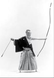 Si distinguevano perciò le scuole dedite all'uso della katana, la spada tradizionale giapponese, quelle maggiormente orientate alla lotta corpo a corpo, fino alle scuole di nuoto con l'armatura, tiro con l'arco ed equitazione. Kyudo L Arte Del Tiro Con L Arco Giapponese Seikoku Kyudo Kai