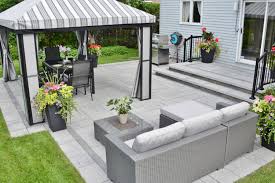 L Abri Jardin Et Le Mobilier Exterieur Rendent La Terrasse Invitante Pour Pouvoir Prendre Le Repas Ou L A Backyard Patio Designs Backyard Gazebo Backyard Patio