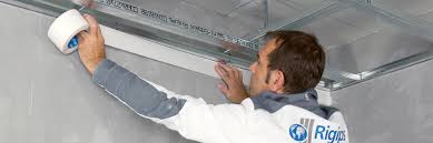 Die einmannplatte von fermacell hat die maße 1 m x 1,5 m. Trockenbau Decke Unsere Deckenplatten Systeme Rigips