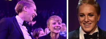 Höjdhoppsstjärnan kajsa bergqvist har gift sig med sin hanna hanve. Kajsa Bergqvists Karlekshalsning Till Hanna 25 Aftonbladet