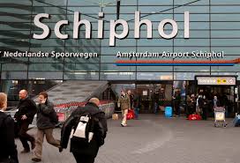 Schiphol airport has effectively one terminal grouped by different piers. Amsterdam Bewaffneter Am Flughafen Schiphol Von Polizisten Angeschossen Der Spiegel