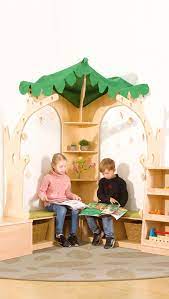 Regale bieten platz für alles, was dir wichtig ist. Leseecke Baum Bucherregal Kindergarten
