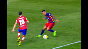 Idretten utøves på en rektangulær bane med ett mål i hver kortende, og det laget som har fått flest mål når spilletiden er ute, vinner kampen. Football Skills Tricks 2015 2016 Hd Youtube
