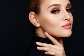 Kamu bisa mencucinya dengan sabun anti bakteri dan dibasuh dengan air panas, atau mencucinya langsung. 31 Tips Agar Bulu Mata Lentik Tanpa Lash Extension