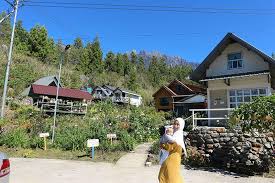Losmen, sanggraloka, dan tempat panjang tebing. Di Kawasan Kiram S Village
