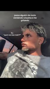 Hombre Gritando En Moto