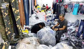 Dalam era sains dan teknologi ini,penjualan produk tiruan semakin berleluasa di negara kita.hal ini telah menimbulkan kebimbangan dalam kalangan semua pihak.terdapat pelbagai barang tiruan kesan daripada itu,ekonomi negara turut terjejas dan barangan buatan malaysia dipinggirkan. Baju Raya Cetak Rompak