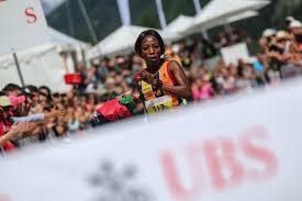 Am wettkampftag werden entlang der strecke zusätzliche absperrungen und beschilderungen angebracht. Trail Running Stars Setzen Auf Ein Schnelles Sierre Zinal In Der Schweiz Golden Trail Series