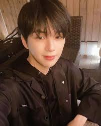 Jadi CEO Muda dan Tampan, 8 Potret Adu Gaya Kang Daniel dan Lai Guan Lin  yang Bikin Hati Bergetar