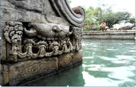 Selain itu, traveler juga akan dimanjakan dengan pemandangan lingkungan yang hijau dan pepohonan tinggi berjajar membentuk barisan rapi. Nineteendy S Wisata Pemandian Air Panas Candi Umbul Magelang