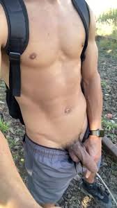 Guy pissing in public - ThisVid.com