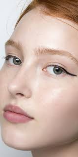 Trucco occhi primavera estate 2019, l'eyeliner di tendenza è XXL nel nome  della moda