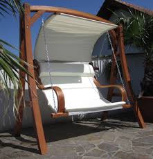 Zwar sieht sie rein optisch anders aus als die. Design Hollywoodschaukel Meru Gartenschaukel Aus Holz Larche Inkl Abdeckung As Superstore At