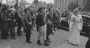 Για το λόγο αυτό έζησε δύο χρόνια στην ελλάδα, διερευνώντας τα πραγματικά αίτια της κρίσης. Punkens Musealisering Och Om Att Halla Lagan Brinnande Nytid Fi