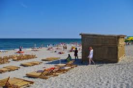 Hotelurile cu all inclusive sunt acum la dispozitia turistilor, iar cele doua statiuni au inceput sa primeasca familii cu copii de toate varstele. Foto De Dimineata Plaja Din Neptun 6 Neptun Olimp102 Jpg Poze Litoralulromanesc Ro