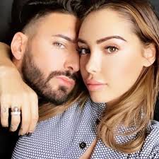 The young woman discovered in love is blind has changed radically, and some even have fun trying to guess which cosmetic surgery operations would be the cause. Nabilla Is Proud To Interview Nikos Aliagas Somag News