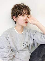 外国人の柔らかいくせっ毛のようなパーマ をかけて作るショートスタイル 毎朝スタイリングが楽チンな無造作スタイルで楽しく可愛くショート女子を満喫しましょう 新規様カットカラーパーマ 14000 ウェットヘアスタイル パーマヘアの女の子 パーマ