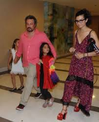 Maya ve toprak adında ikiz kızları bulunan 6 yıllık evli çift, önceki gün boşanmak için avukatlarına vekalet verdi. Onur Saylak Ile Tuba Buyukustun 2 Yil Sonra Ilk Kez Birlikte Goruntulendi Gercek Gundem