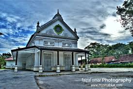 It is the district capital and largest town in hilir perak district and third largest town in the state of perak with an estimated population of around 120,000, or about half of hilir perak district's total population (232,900). Old Court House Teluk Intan Mapio Net