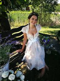 Sie schleppten den verletzten zu zweit zum auto. Traditionelle Dirndl Brautdirndl Dirndltruhe Lange Massgeschneiderte Dirndl Aus Tussling