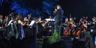 Alat musik tifa ini sekilas hampir sama dengan alat musik kendang, namun suara dari alat musik tifa ini terdengar lebih ringan. Musik Ansambel Pengertian Dan Sejarahnya Halaman All Kompas Com