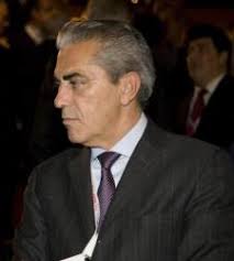 SOS retira el mando a su presidente y destituye al consejero delegado