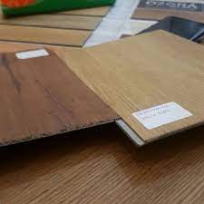 Kami juga menerima jasa pemasangan lantai vinyl dengan didukung tenaga pengalaman yang siap meberikan jasa pemasangan baik wilayah jabodetabek hingga seluruh indonesia. Jual Lantai Vinyl Klik Motif Kayu Murah Jakarta Timur Arni Vinyl Tokopedia