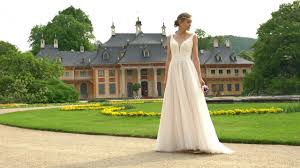 Der trend geht weg vom weißen hochzeitskleid seid einigen jahren wird aber nicht mehr so sehr darauf geachtet, ob die braut noch. Pronovias Fashion Show 2020 Collection By Designer Bridal Room