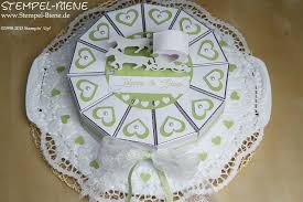 Eine Gebastelte Hochzeitstorte Mit Pferdekutsche Als Geldgeschenk