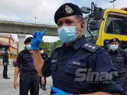 Peningkatan trafik punca kesesakan warga perantau mula pulang ke ibu kota dan aliran trafik mula sesak sejak petang tadi. Kenderaan Berat Punca Kesesakan