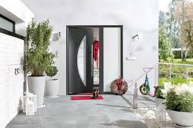 La porte zen joue la carte de la sobriété et de l'harmonie avec des embouts gris déco bel'm pour souligner les baguettes aux couleurs de la porte. Porte D Entree Nouvelle Generation Fonctionnelle Et Connectee Cote Maison