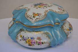 This vintage box is made from hand painted and gilt ceramic with a pois and strap relief decoration. Antique French Hand Painted Ceramic Box 1900s For Sale At Pamono