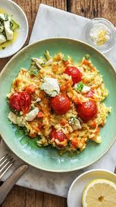 Fruchtiges Tomatenrisotto Mit Zitrone Rezept Hellofresh Rezept Tomatenrisotto Tomaten Risotto Mediterrane Rezepte