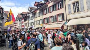 «ich freue mich schon auf das nächste grosse und real stattfindende fest der und auch franziska roth, langjährige präsidentin der sp kanton solothurn resigniert keineswegs. 1500 Menschen An Corona Demo In Aarau Regionaljournal Aargau Solothurn Srf