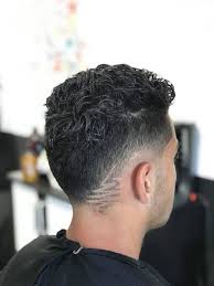 Pour couper les cheveux brut, la styliste détiennent une section des cheveux à un angle de 45 degrés, l'inclinaison des ciseaux et faire une coupe. Coupe Homme Saint Joseph Saint Philippe Saint Pierre Etoile Coiffure