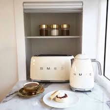A Quelle Frequence Doit On Laver La Literie Les Serviettes Les Tapis Et Les Autres Objets Chez Soi Voici Un Petit G In 2020 Smeg Kitchen Necessities Kitschy Kitchen