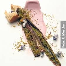 Crema Gelata Di Violette Polvoron Caldo Di Mandorle Schegge Di Pan Di Spezie E Te Verde Chef Andoni Luis Aduriz Te Verde Spezie Mandorle