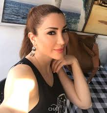 Born february 15, 1982) is a syrian actress and singer of palestinian and algerian descent. ÙÙŠ ÙŠÙˆÙ… Ø¹Ø±ÙØ© Ù†Ø³Ø±ÙŠÙ† Ø·Ø§ÙØ´ Ø¨Ù…Ù„Ø§Ø¨Ø³ Ù…Ø«ÙŠØ±Ø© Ù„Ù„Ø¬Ø¯Ù„ Ù†ØµÙ Ø­Ø¬Ø§Ø¨ ÙˆÙƒØ´ÙØª ØµØ¯Ø±Ù‡Ø§