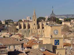 Du lundi au vendredi de 08h30 à 12h15 et de 13h30 à 17h00 (note: Salon De Provence Wikipedia