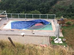 Ardeche Elle Se Reveille Et Decouvre Une Voiture Dans Sa Piscine Actu