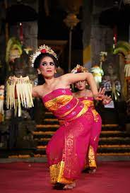 Pendet dance is a traditional dance from bali, indonesia, in which floral offerings are made to purify the temple or theater as a prelude to ceremonies or other dances. Mengenal Tari Pendet Budaya Bali Yang Tak Pernah Lekang Oleh Waktu