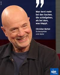 Als junger Schauspieler in Paris träumte Christian Berkel von den großen  Bühnenbrettern der französischen Hauptstadt, eine gescheiterte Bewerbung  änderte seine Kursrichtung zurück nach Deutschland. Der ganze Talk:  https://1.ard.de/DAS!_mit_Christian_Berkel