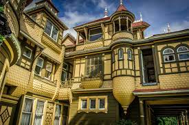 Sarah winchester wurde 1839 als sarah lockwood pardee in man sagt, sarah winchester baute das haus, weil eine gruppe von geistwesen, mit denen sie sich. Tickets Winchester Mystery House Fuhrung Tiqets