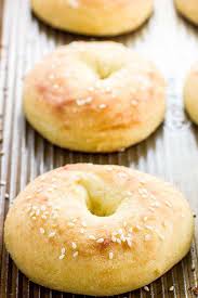 Ils ne contiennent pas de fromage comme la la gomme de xanthane est utilisée pour remplacer le gluten dans les recettes sans gluten, elle sert de bonjour denise, je ne crois pas que les protéines vegan soient la même chose que l'isolat de protéines. Keto Low Carb Bagels Recipe With Fathead Dough Wholesome Yum