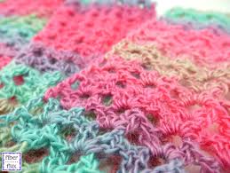 A crochet lacy scarf pattern that is surprisingly simple and will be the perfect accessory for cool summer nights. Fiber Flux Free Crochet Pattern Island Lace Scarf